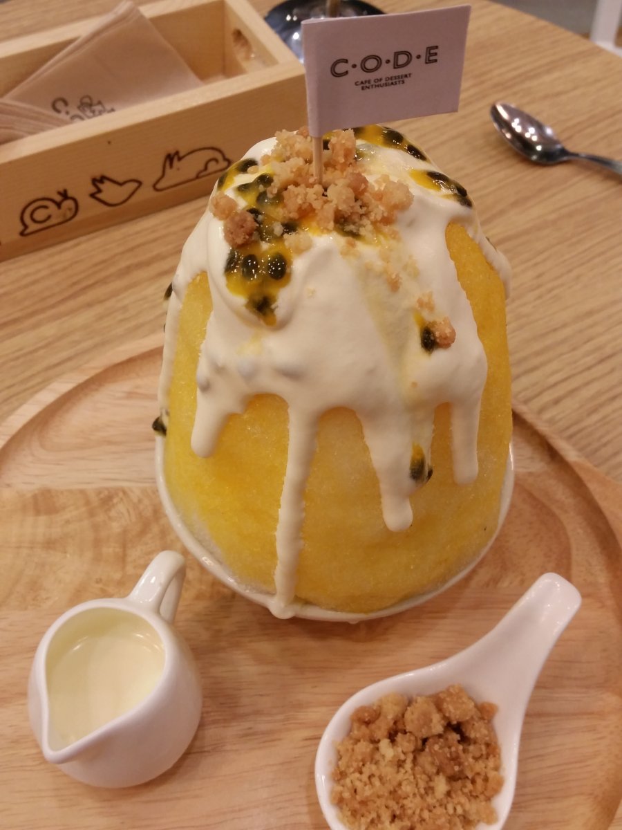 The passionfruit Japanese-style kakigori I tried in a shopping mall in Bangkok