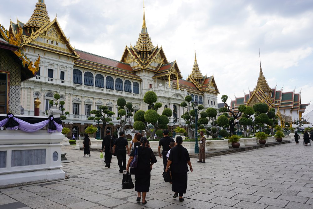 Thai mourners on their way to the Throne Hall within the Grand Palace